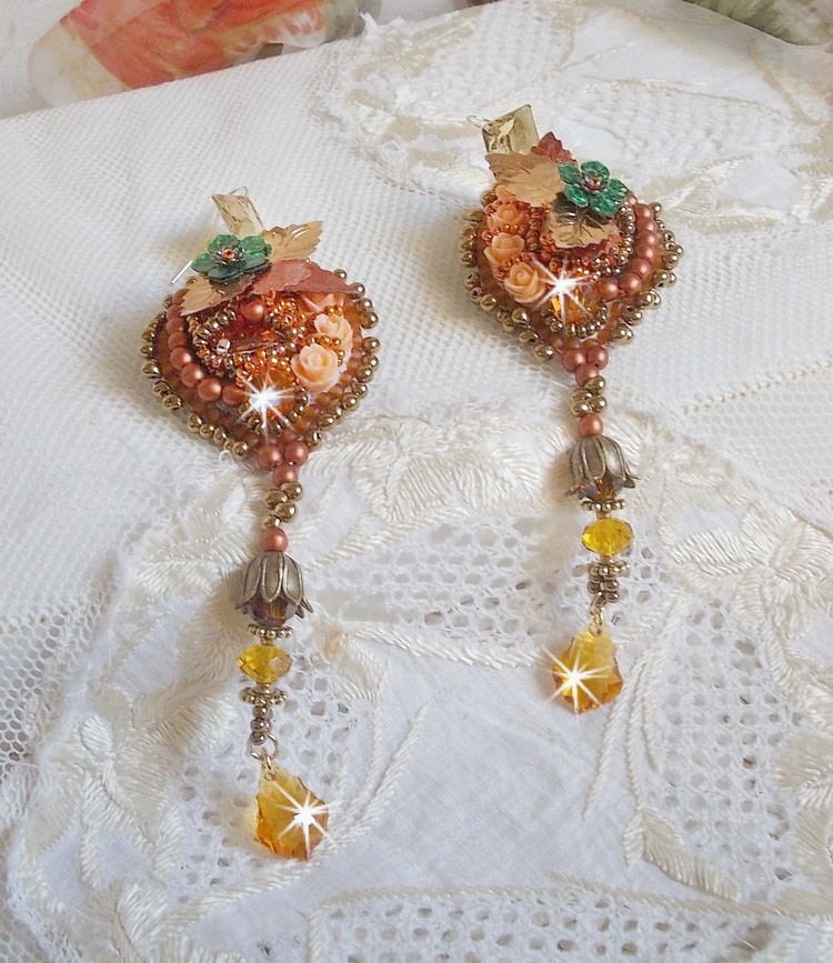 BO Souffle d'Automne chic brod&eacute;es avec des perles rondes en Cristal de Swarovski, deux cabochons en verre des ann&eacute;es 1960, roses en r&eacute;sine, rocailles et paillettes. Mont&eacute;s sur crochets en Laiton
