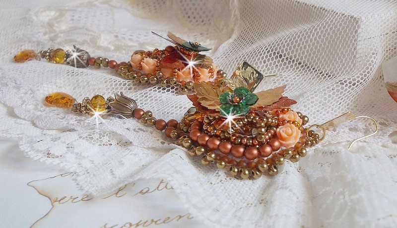 BO Souffle d'Automne chic brod&eacute;es avec des perles rondes en Cristal de Swarovski, deux cabochons en verre des ann&eacute;es 1960, roses en r&eacute;sine, rocailles et paillettes. Mont&eacute;s sur crochets en Laiton