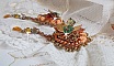 BO Souffle d'Automne chic brod&eacute;es avec des perles rondes en Cristal de Swarovski, deux cabochons en verre des ann&eacute;es 1960, roses en r&eacute;sine, rocailles et paillettes. Mont&eacute;s sur crochets en Laiton
