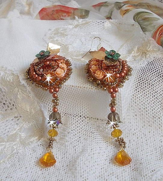 BO Souffle d'Automne chic brod&eacute;es avec des perles rondes en Cristal de Swarovski, deux cabochons en verre des ann&eacute;es 1960, roses en r&eacute;sine, rocailles et paillettes. Mont&eacute;s sur crochets en Laiton