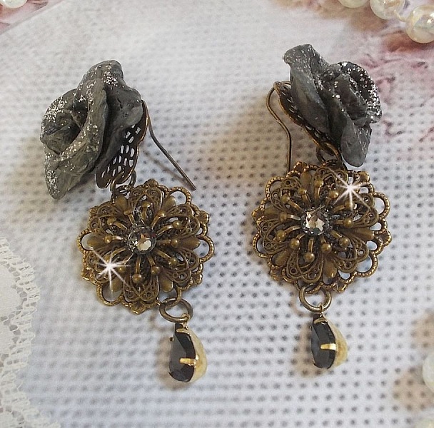 BO Steampunk Queen cr&eacute;es avec des roses en porcelaine noires, des cabochons en Cristal de Swarovski, des gouttes en verre et des accessoires en laiton