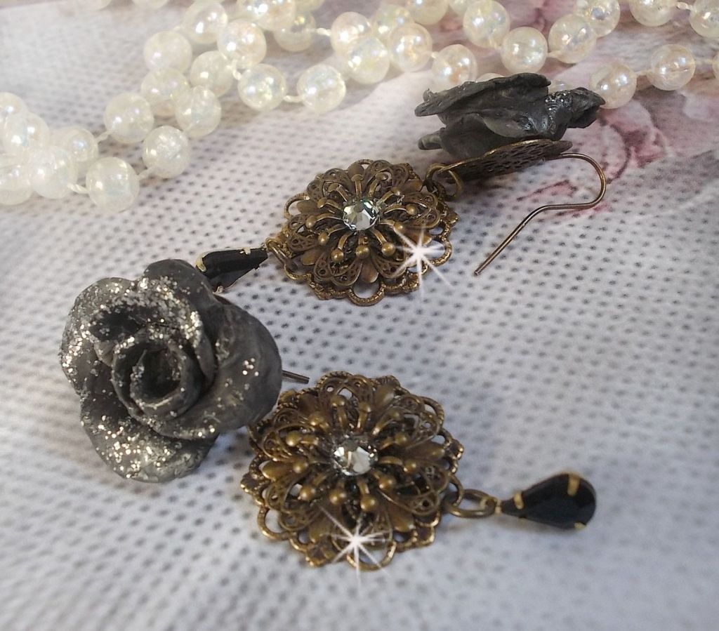 BO Steampunk Queen cr&eacute;es avec des roses en porcelaine noires, des cabochons en Cristal de Swarovski, des gouttes en verre et des accessoires en laiton