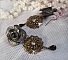 BO Steampunk Queen cr&eacute;es avec des roses en porcelaine noires, des cabochons en Cristal de Swarovski, des gouttes en verre et des accessoires en laiton
