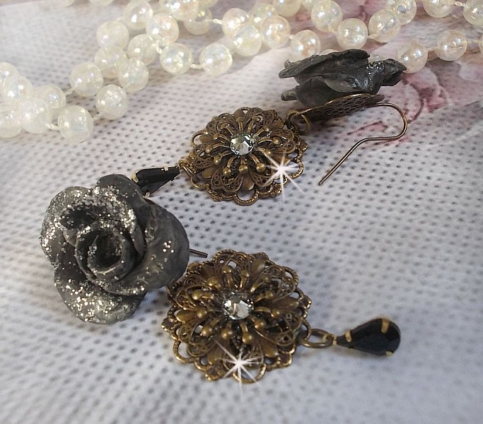 BO Steampunk Queen cr&eacute;es avec des roses en porcelaine noires, des cabochons en Cristal de Swarovski, des gouttes en verre et des accessoires en laiton
