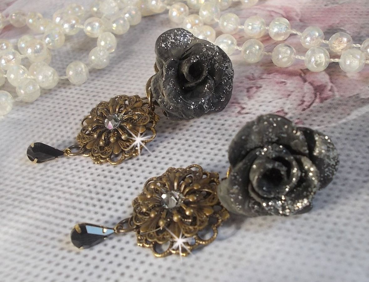 BO Steampunk Queen cr&eacute;es avec des roses en porcelaine noires, des cabochons en Cristal de Swarovski, des gouttes en verre et des accessoires en laiton