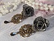 BO Steampunk Queen cr&eacute;es avec des roses en porcelaine noires, des cabochons en Cristal de Swarovski, des gouttes en verre et des accessoires en laiton