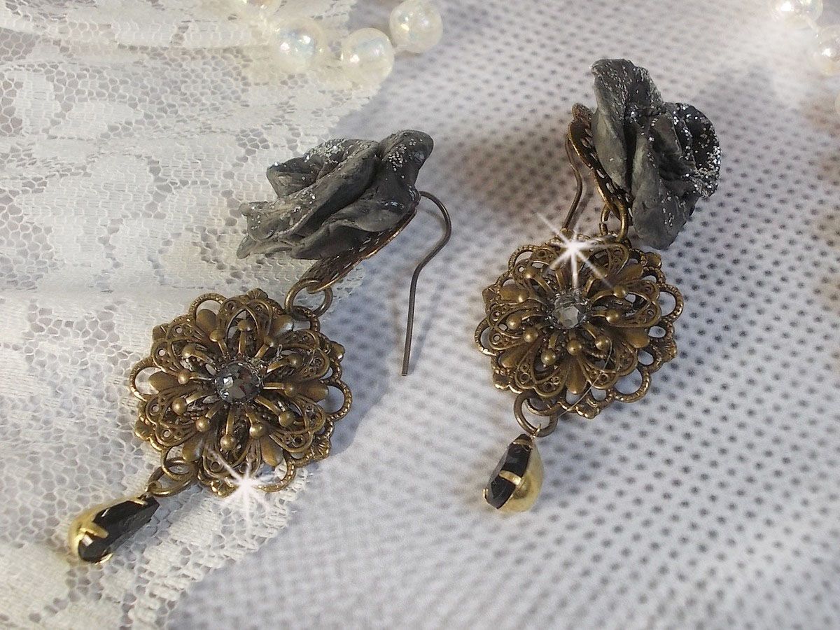 BO Steampunk Queen cr&eacute;es avec des roses en porcelaine noires, des cabochons en Cristal de Swarovski, des gouttes en verre et des accessoires en laiton