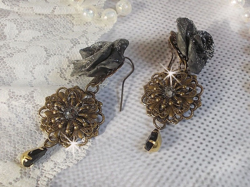 BO Steampunk Queen cr&eacute;es avec des roses en porcelaine noires, des cabochons en Cristal de Swarovski, des gouttes en verre et des accessoires en laiton