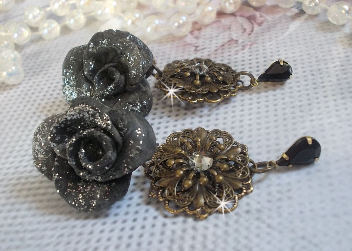 BO Steampunk Queen cr&eacute;es avec des roses en porcelaine noires, des cabochons en Cristal de Swarovski, des gouttes en verre et des accessoires en laiton