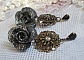 BO Steampunk Queen cr&eacute;es avec des roses en porcelaine noires, des cabochons en Cristal de Swarovski, des gouttes en verre et des accessoires en laiton