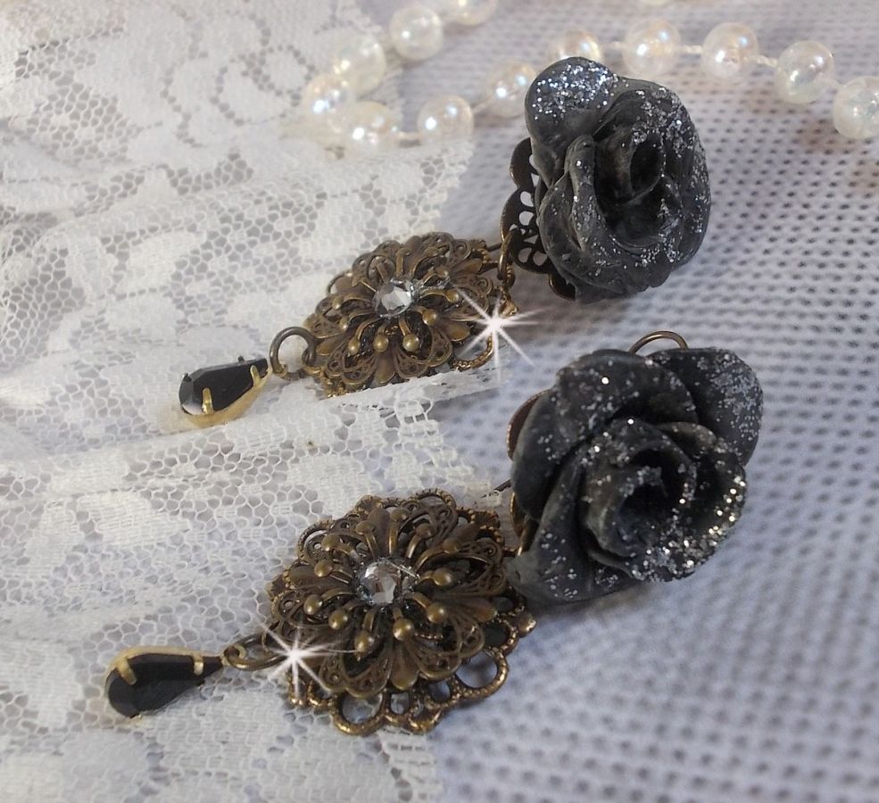 BO Steampunk Queen cr&eacute;es avec des roses en porcelaine noires, des cabochons en Cristal de Swarovski, des gouttes en verre et des accessoires en laiton