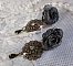BO Steampunk Queen cr&eacute;es avec des roses en porcelaine noires, des cabochons en Cristal de Swarovski, des gouttes en verre et des accessoires en laiton