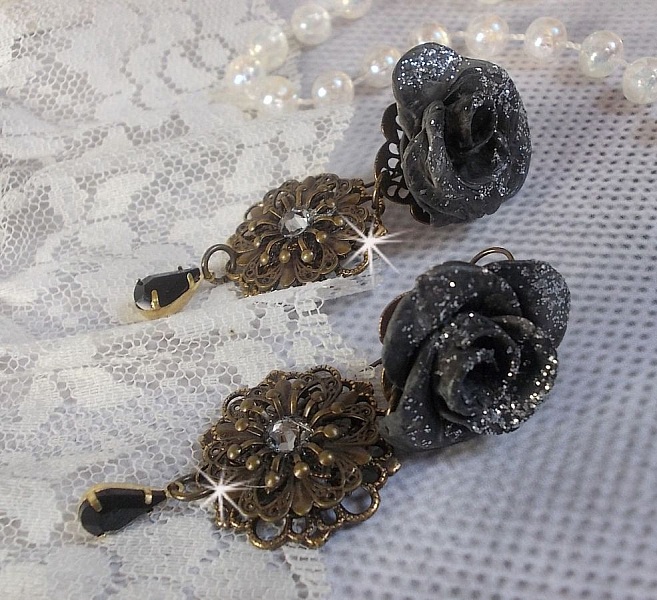BO Steampunk Queen cr&eacute;es avec des roses en porcelaine noires, des cabochons en Cristal de Swarovski, des gouttes en verre et des accessoires en laiton