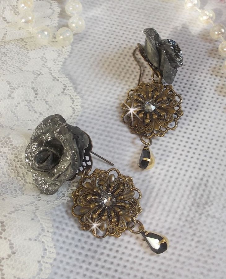 BO Steampunk Queen cr&eacute;es avec des roses en porcelaine noires, des cabochons en Cristal de Swarovski, des gouttes en verre et des accessoires en laiton