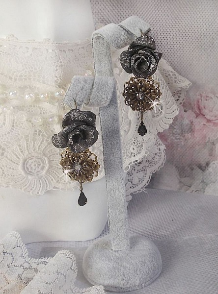 BO Steampunk Queen cr&eacute;es avec des roses en porcelaine noires, des cabochons en Cristal de Swarovski, des gouttes en verre et des accessoires en laiton