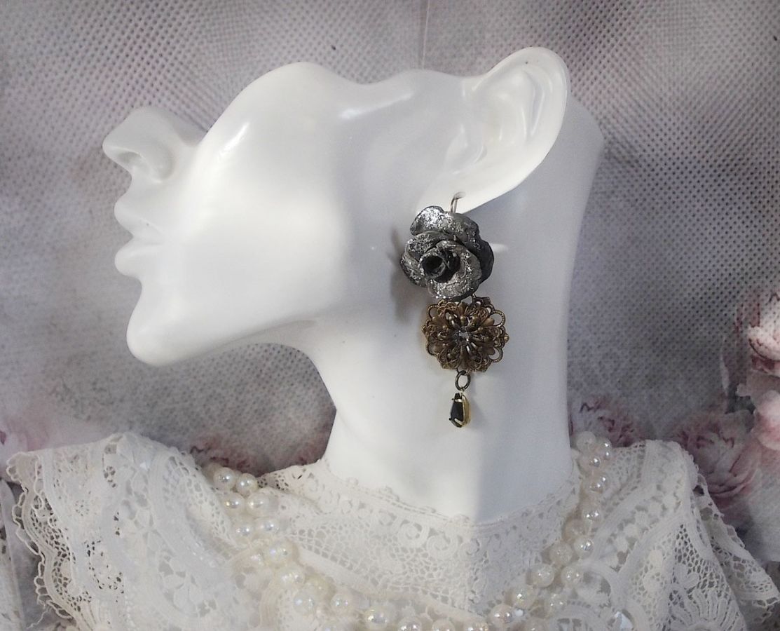 BO Steampunk Queen cr&eacute;es avec des roses en porcelaine noires, des cabochons en Cristal de Swarovski, des gouttes en verre et des accessoires en laiton