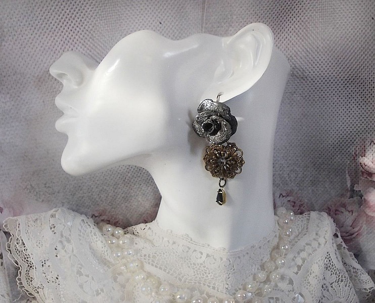 BO Steampunk Queen cr&eacute;es avec des roses en porcelaine noires, des cabochons en Cristal de Swarovski, des gouttes en verre et des accessoires en laiton