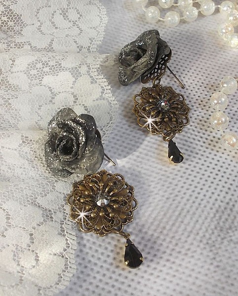 BO Steampunk Queen cr&eacute;es avec des roses en porcelaine noires, des cabochons en Cristal de Swarovski, des gouttes en verre et des accessoires en laiton