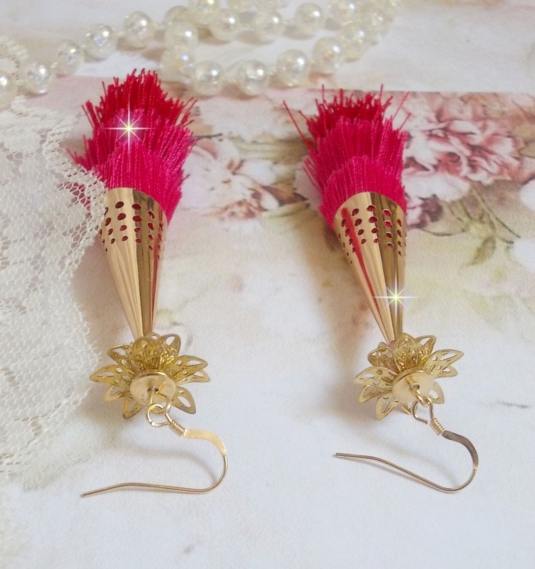 BO Stone longues avec 3 pompons Rose/Fuchsia et Rouge aux c&ocirc;nes ajour&eacute;s mont&eacute;s avec des Quartz Rose, entretoises et crochets d&rsquo;oreilles en Gold Filled 14 carats. Une originalit&eacute; aux couleurs d&eacute;grad&eacute;es
