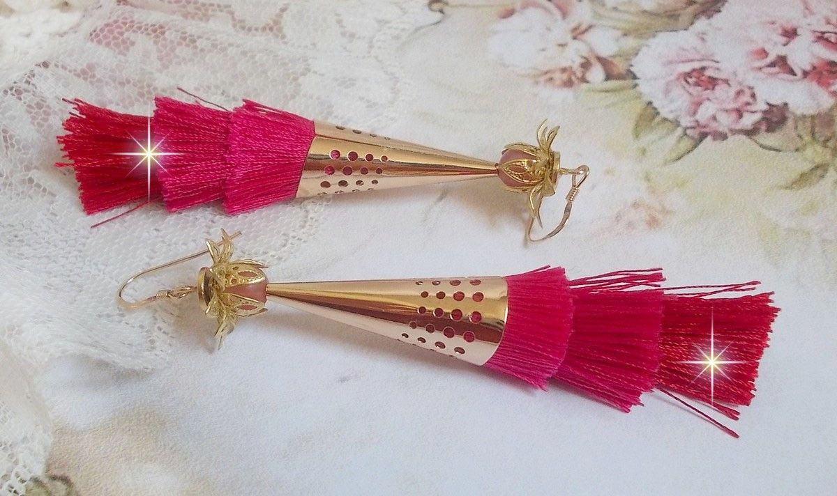 BO Stone longues avec 3 pompons Rose/Fuchsia et Rouge aux c&ocirc;nes ajour&eacute;s mont&eacute;s avec des Quartz Rose, entretoises et crochets d&rsquo;oreilles en Gold Filled 14 carats. Une originalit&eacute; aux couleurs d&eacute;grad&eacute;es
