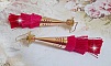 BO Stone longues avec 3 pompons Rose/Fuchsia et Rouge aux c&ocirc;nes ajour&eacute;s mont&eacute;s avec des Quartz Rose, entretoises et crochets d&rsquo;oreilles en Gold Filled 14 carats. Une originalit&eacute; aux couleurs d&eacute;grad&eacute;es