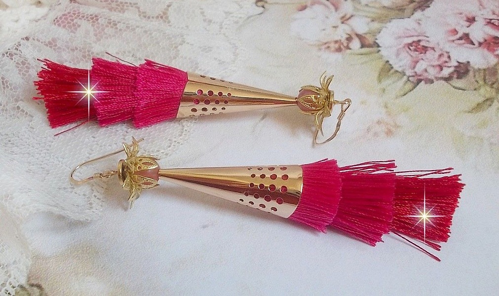 BO Stone longues avec 3 pompons Rose/Fuchsia et Rouge aux c&ocirc;nes ajour&eacute;s mont&eacute;s avec des Quartz Rose, entretoises et crochets d&rsquo;oreilles en Gold Filled 14 carats. Une originalit&eacute; aux couleurs d&eacute;grad&eacute;es