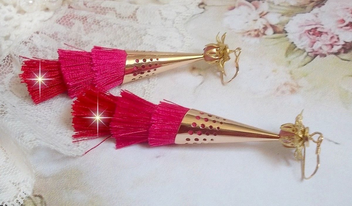 BO Stone longues avec 3 pompons Rose/Fuchsia et Rouge aux c&ocirc;nes ajour&eacute;s mont&eacute;s avec des Quartz Rose, entretoises et crochets d&rsquo;oreilles en Gold Filled 14 carats. Une originalit&eacute; aux couleurs d&eacute;grad&eacute;es