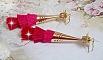 BO Stone longues avec 3 pompons Rose/Fuchsia et Rouge aux c&ocirc;nes ajour&eacute;s mont&eacute;s avec des Quartz Rose, entretoises et crochets d&rsquo;oreilles en Gold Filled 14 carats. Une originalit&eacute; aux couleurs d&eacute;grad&eacute;es