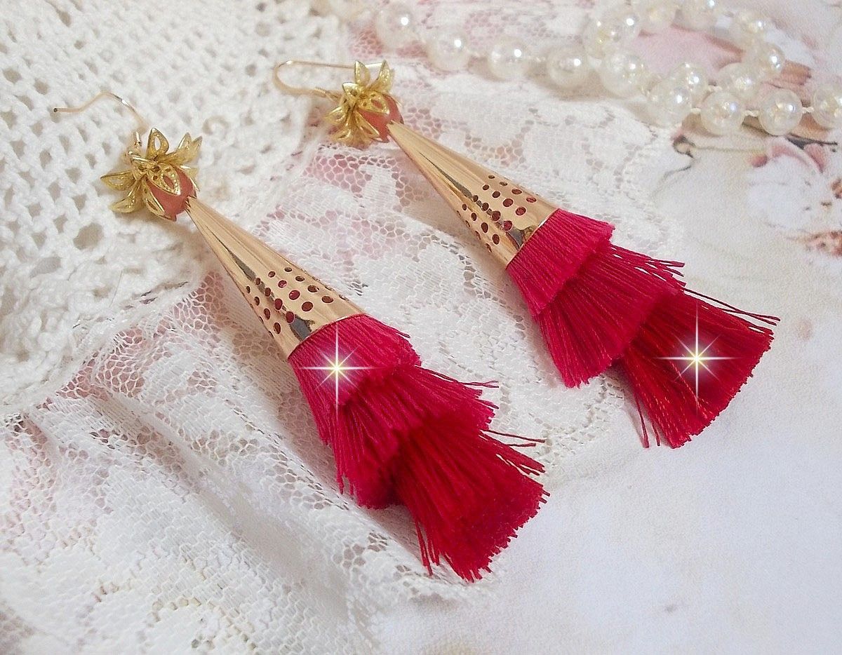 BO Stone longues avec 3 pompons Rose/Fuchsia et Rouge aux c&ocirc;nes ajour&eacute;s mont&eacute;s avec des Quartz Rose, entretoises et crochets d&rsquo;oreilles en Gold Filled 14 carats. Une originalit&eacute; aux couleurs d&eacute;grad&eacute;es