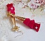 BO Stone longues avec 3 pompons Rose/Fuchsia et Rouge aux c&ocirc;nes ajour&eacute;s mont&eacute;s avec des Quartz Rose, entretoises et crochets d&rsquo;oreilles en Gold Filled 14 carats. Une originalit&eacute; aux couleurs d&eacute;grad&eacute;es