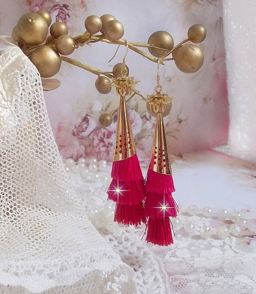 BO Stone longues avec 3 pompons Rose/Fuchsia et Rouge aux c&ocirc;nes ajour&eacute;s mont&eacute;s avec des Quartz Rose, entretoises et crochets d&rsquo;oreilles en Gold Filled 14 carats. Une originalit&eacute; aux couleurs d&eacute;grad&eacute;es