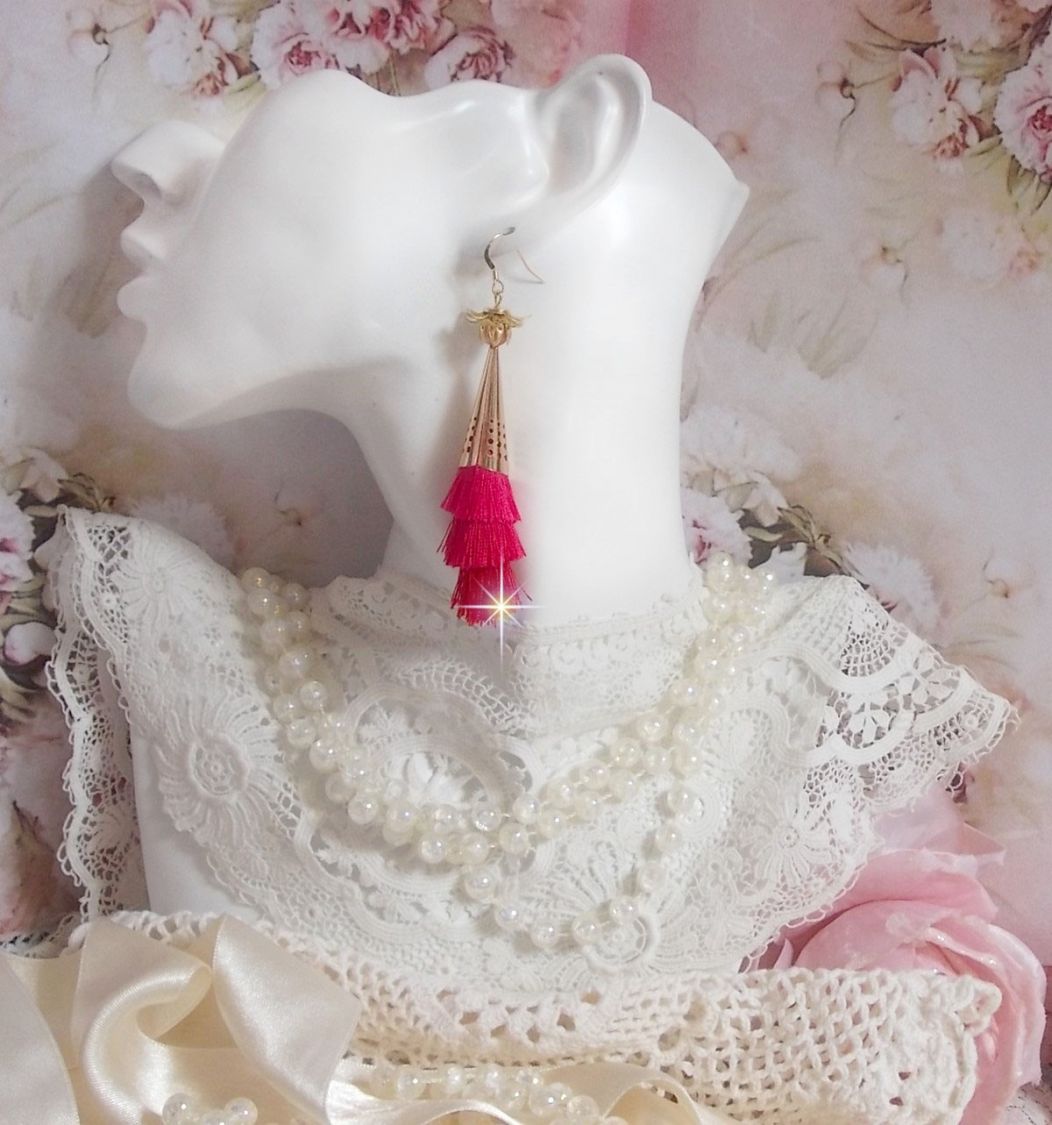 BO Stone longues avec 3 pompons Rose/Fuchsia et Rouge aux c&ocirc;nes ajour&eacute;s mont&eacute;s avec des Quartz Rose, entretoises et crochets d&rsquo;oreilles en Gold Filled 14 carats. Une originalit&eacute; aux couleurs d&eacute;grad&eacute;es