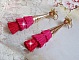 BO Stone longues avec 3 pompons Rose/Fuchsia et Rouge aux c&ocirc;nes ajour&eacute;s mont&eacute;s avec des Quartz Rose, entretoises et crochets d&rsquo;oreilles en Gold Filled 14 carats. Une originalit&eacute; aux couleurs d&eacute;grad&eacute;es