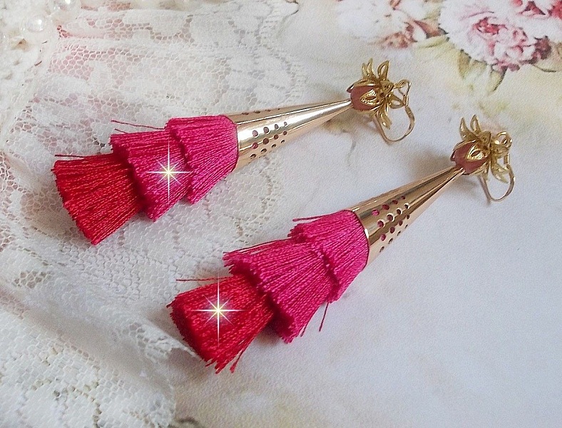 BO Stone longues avec 3 pompons Rose/Fuchsia et Rouge aux c&ocirc;nes ajour&eacute;s mont&eacute;s avec des Quartz Rose, entretoises et crochets d&rsquo;oreilles en Gold Filled 14 carats. Une originalit&eacute; aux couleurs d&eacute;grad&eacute;es
