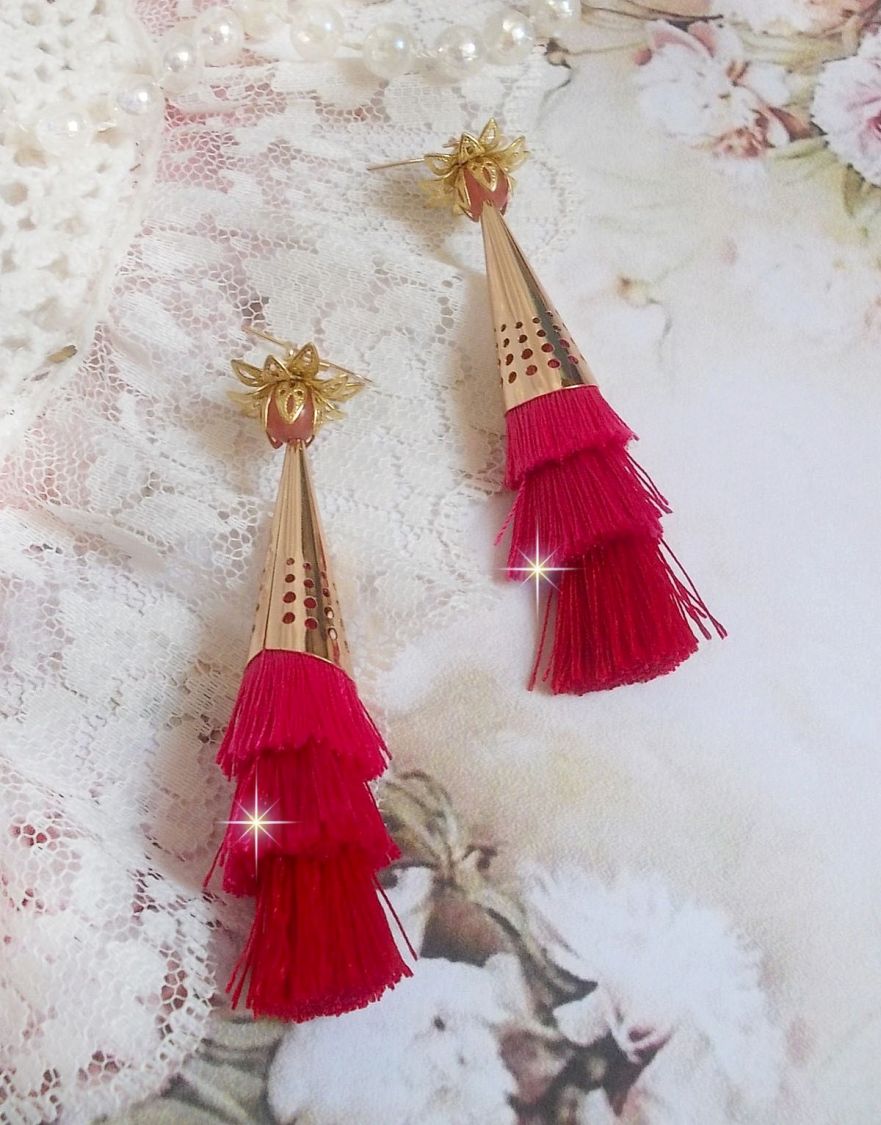BO Stone longues avec 3 pompons Rose/Fuchsia et Rouge aux c&ocirc;nes ajour&eacute;s mont&eacute;s avec des Quartz Rose, entretoises et crochets d&rsquo;oreilles en Gold Filled 14 carats. Une originalit&eacute; aux couleurs d&eacute;grad&eacute;es