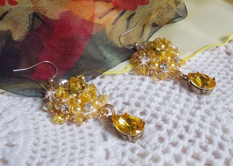 BO Sunflower Gold brod&eacute;es avec des cabochons cristal Jaune, perles nacr&eacute;es, toupies, chatons, cabochons roses Dor&eacute;s M&eacute;tal et rocailles. Le tout est mont&eacute; sur des crochets Gold Filled. 