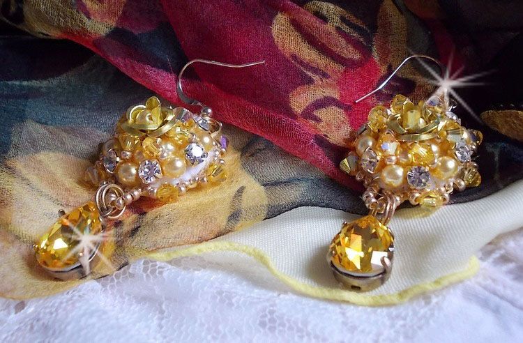 BO Sunflower Gold brod&eacute;es avec des cabochons cristal Jaune, perles nacr&eacute;es, toupies, chatons, cabochons roses Dor&eacute;s M&eacute;tal et rocailles. Le tout est mont&eacute; sur des crochets Gold Filled. 