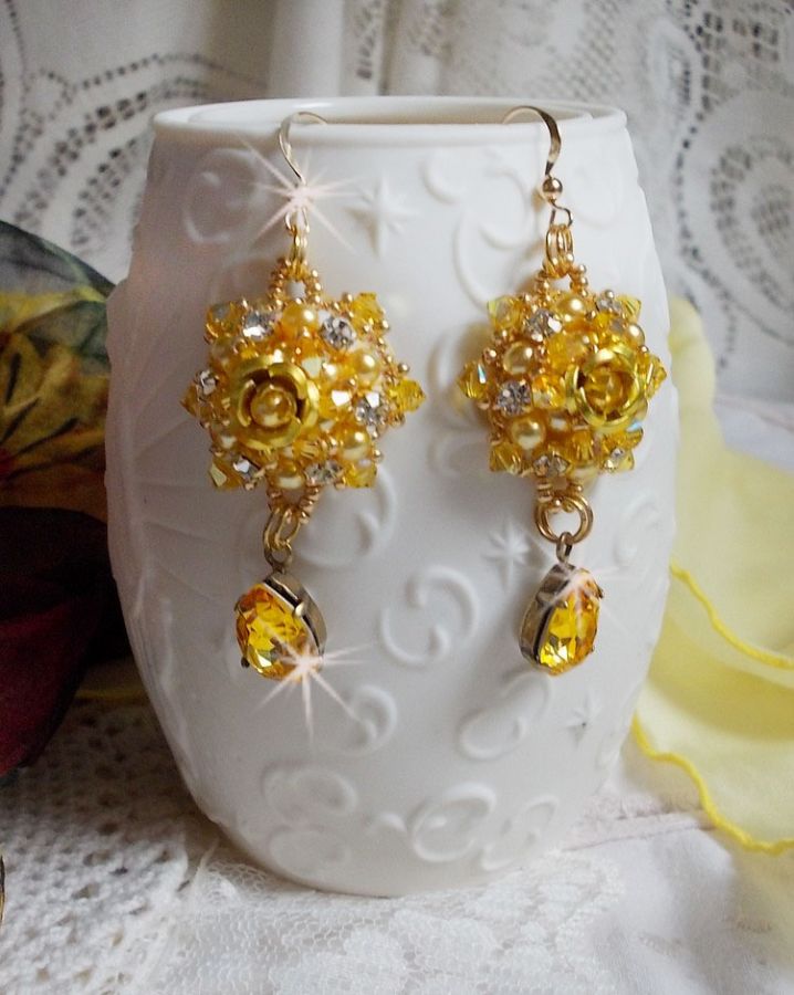 BO Sunflower Gold brod&eacute;es avec des cabochons cristal Jaune, perles nacr&eacute;es, toupies, chatons, cabochons roses Dor&eacute;s M&eacute;tal et rocailles. Le tout est mont&eacute; sur des crochets Gold Filled. 