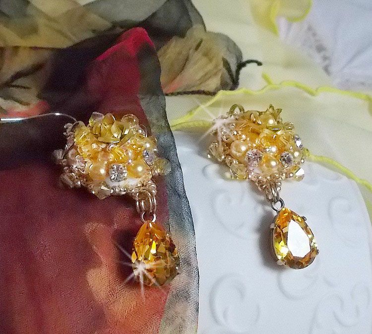 BO Sunflower Gold brod&eacute;es avec des cabochons cristal Jaune, perles nacr&eacute;es, toupies, chatons, cabochons roses Dor&eacute;s M&eacute;tal et rocailles. Le tout est mont&eacute; sur des crochets Gold Filled. 