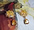 BO Sunflower Gold brod&eacute;es avec des cabochons cristal Jaune, perles nacr&eacute;es, toupies, chatons, cabochons roses Dor&eacute;s M&eacute;tal et rocailles. Le tout est mont&eacute; sur des crochets Gold Filled. 