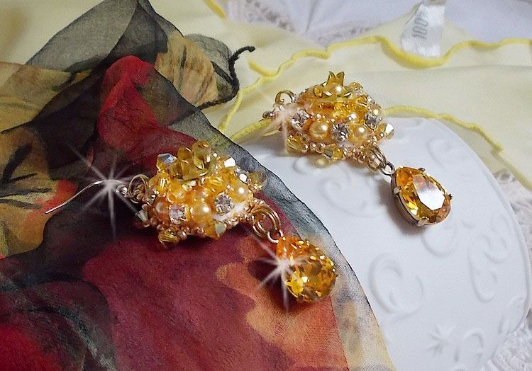 BO Sunflower Gold brod&eacute;es avec des cabochons cristal Jaune, perles nacr&eacute;es, toupies, chatons, cabochons roses Dor&eacute;s M&eacute;tal et rocailles. Le tout est mont&eacute; sur des crochets Gold Filled. 