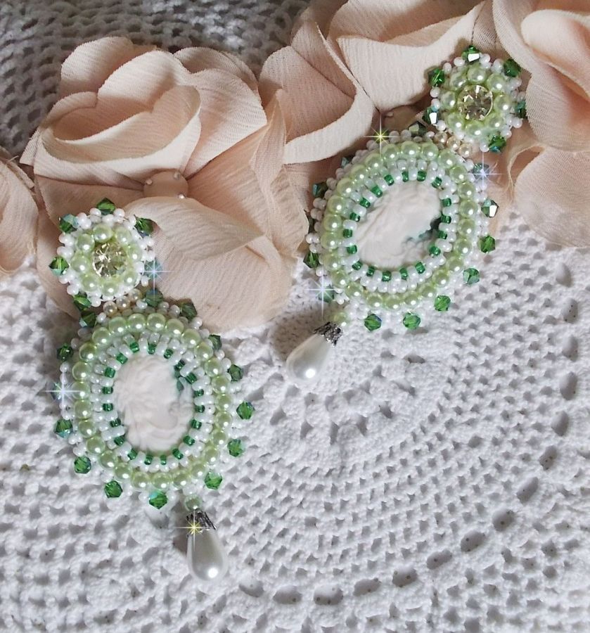 BO S&eacute;duction Charme victoriennes brod&eacute;es avec des cabochons fait main en r&eacute;sine portrait de femme