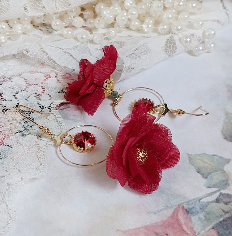 Boucles d'oreilles créoles avec fleurs rouges et cristaux Swarovski.