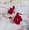 Boucles d'oreilles créoles avec fleurs rouges et cristaux Swarovski.