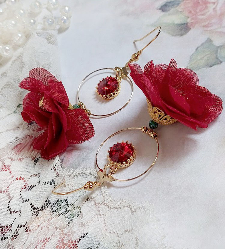 Boucles d'oreilles créoles avec fleurs rouges et cristaux Swarovski.