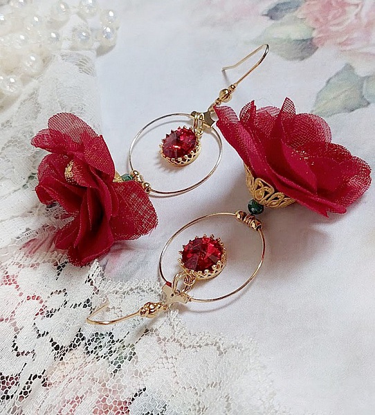 Boucles d'oreilles créoles avec fleurs rouges et cristaux Swarovski.