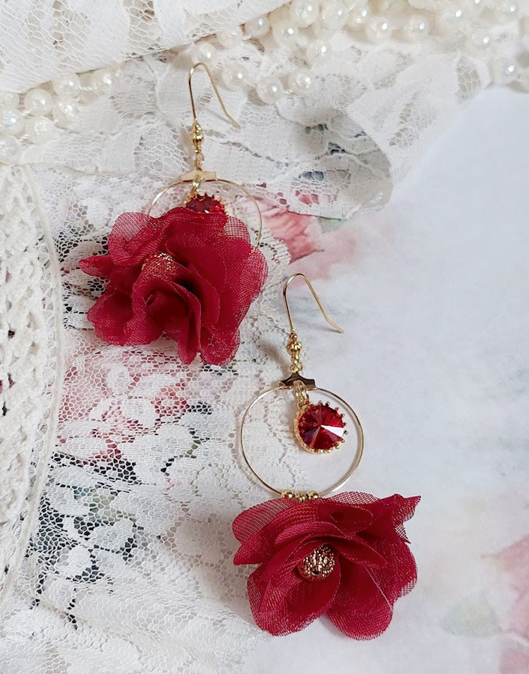 Boucles d'oreilles créoles avec fleurs rouges et cristaux Swarovski.