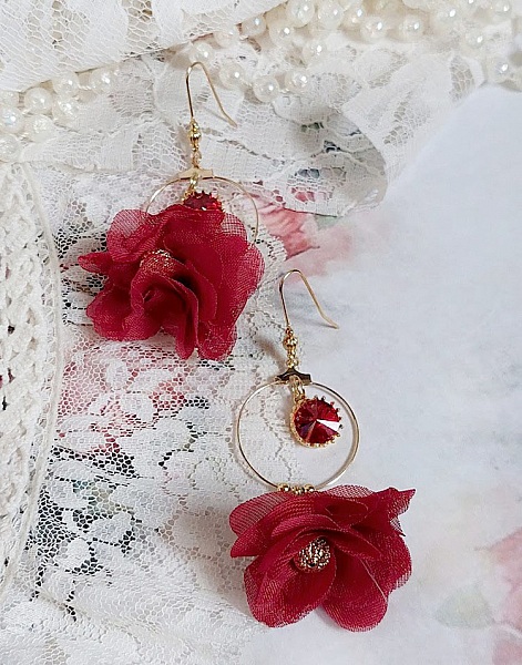 Boucles d'oreilles créoles avec fleurs rouges et cristaux Swarovski.