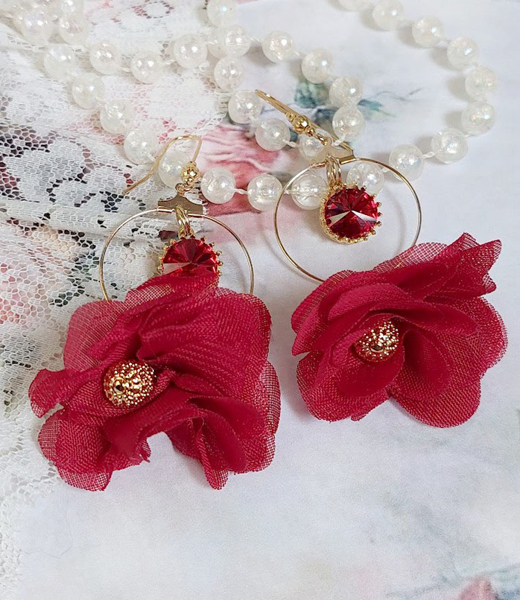 Boucles d'oreilles créoles rouges avec fleurs mousseline et cristaux.