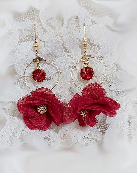 Boucles d'oreilles créoles avec fleurs rouges et cristaux Swarovski.